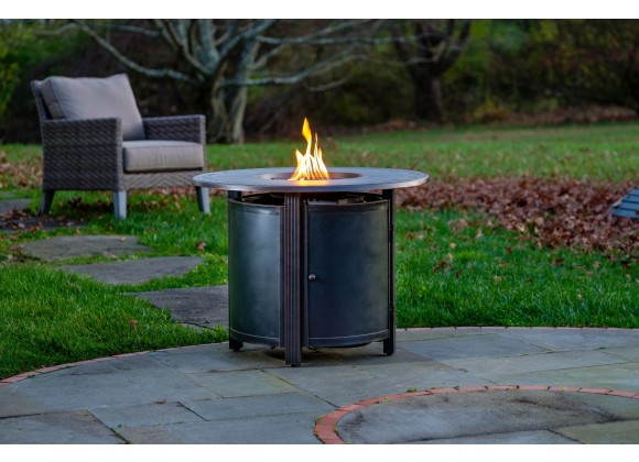 Alfresco Home Hartwick 34" Round Gas Fire Pit Chat Table with Clear Glass Fire Beads - Lifestyle