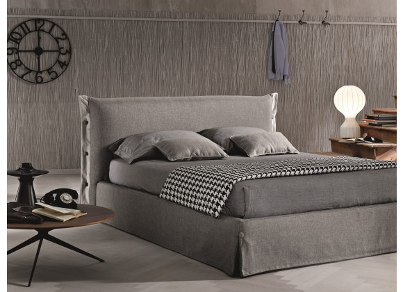 J&M Furniture Giselle Platform Storage Bed