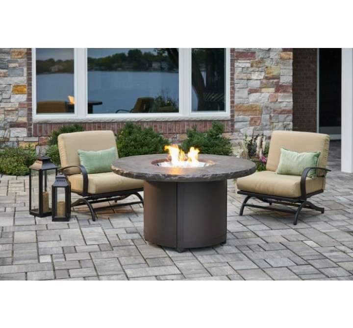 Outdoor Greatroom Company Beacon Chat Fire Table Marbleized Noch Top 20" Burner - Lifestyle