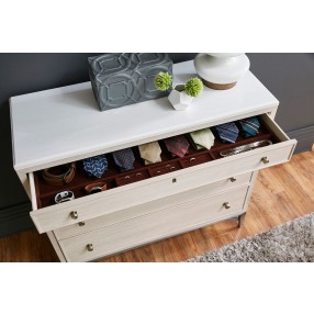 Pulaski Furniture Ashby Place 4-Drawer Bachelor's Chest